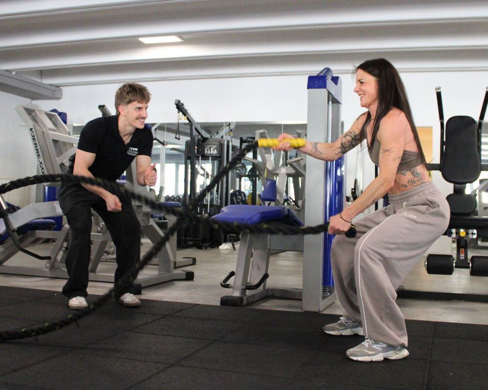 Training mit Personal Coach als Symbol für Motivation und Support
